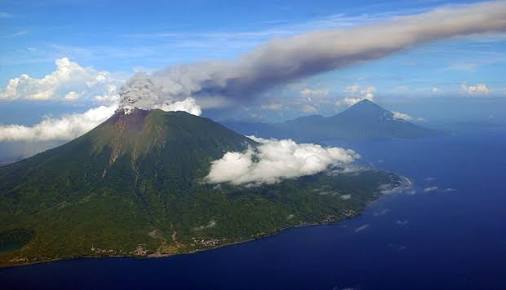 Ilustrasi Gunung Merapi Gamalama