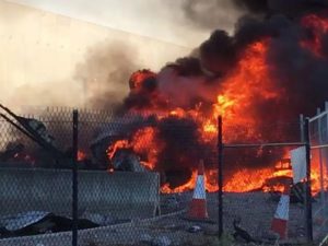 Api yang membubung tinggi pada Pusat perbelanjaan yang dihantam pesawat / Gambar: Jordan Fouracre/Sumber:Facebook