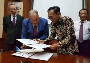 penandatangan MoU oleh oleh Mikhail Kuritsyn dari perwakilan Dewan Bisnis Indonesia Rusia dan Direktur Utama Garuda Indonesia Arif Wibowo