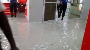 Area Bandara yang digenangi air banjir/ foto: NBC 6
